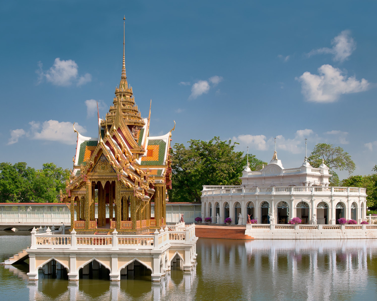 Беседка на воде на курорте Аютайя, Таиланд