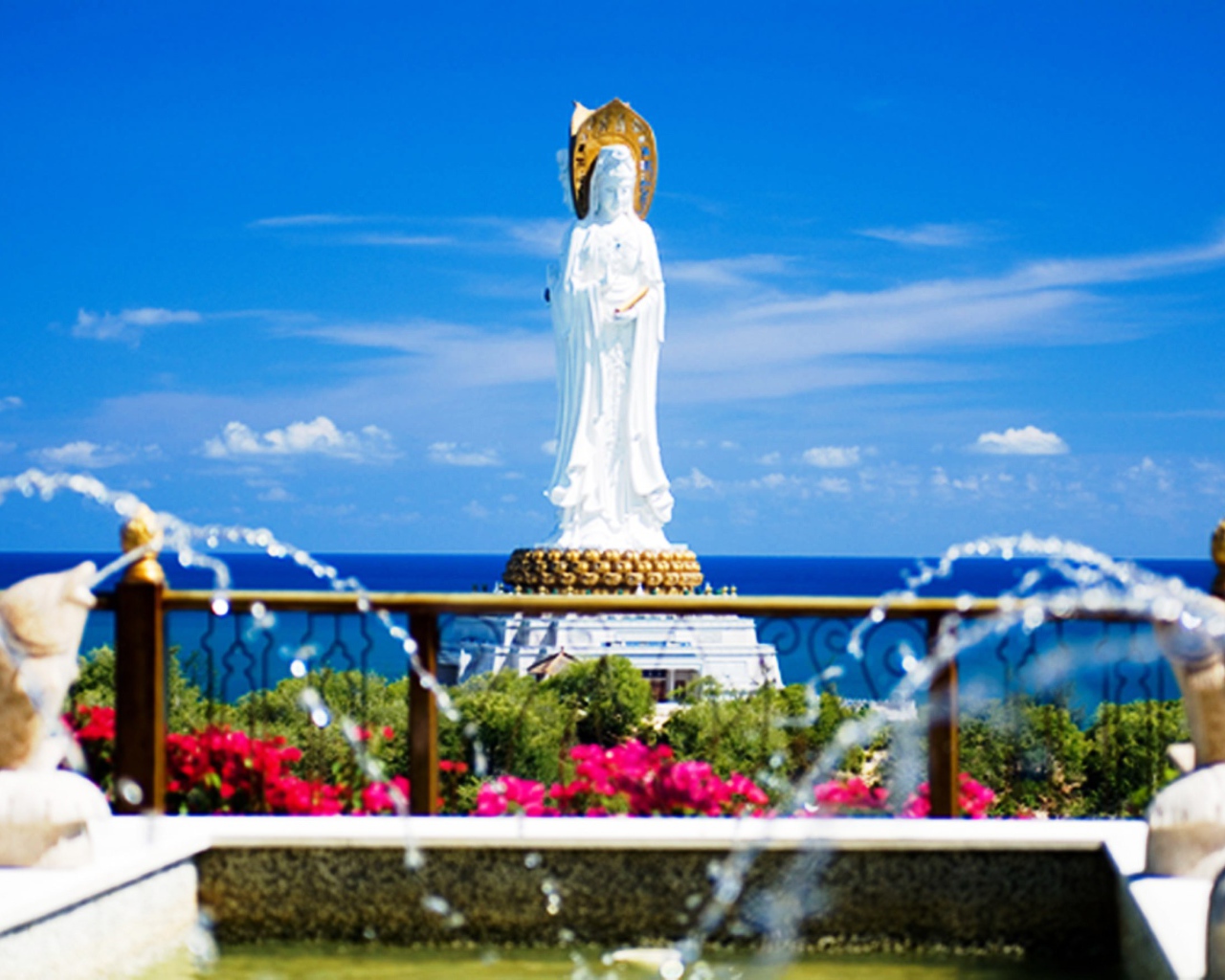 Статуя бога на берегу на острове Самет, Таиланд