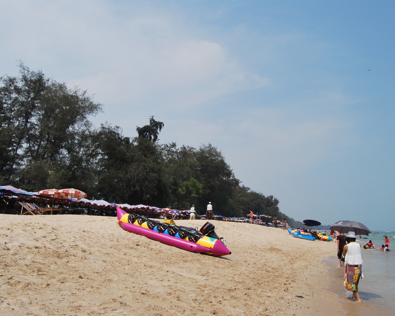 Золотой пляж на курорте Ча Ам, Таиланд