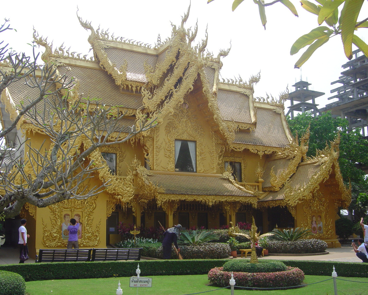Золотой храм на курорте Чианг Рай, Таиланд
