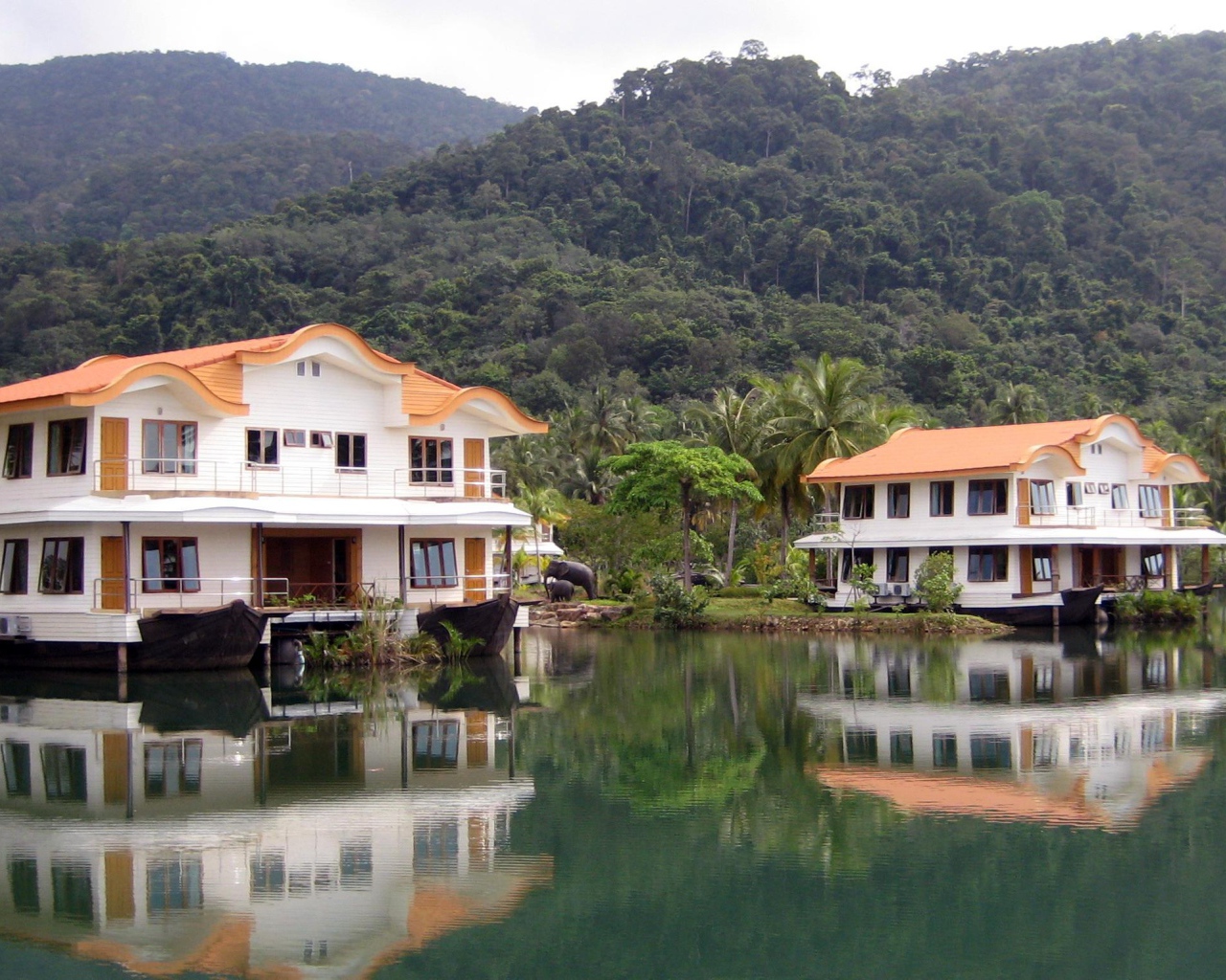 Гостиница на плаву на острове Чанг, Таиланд