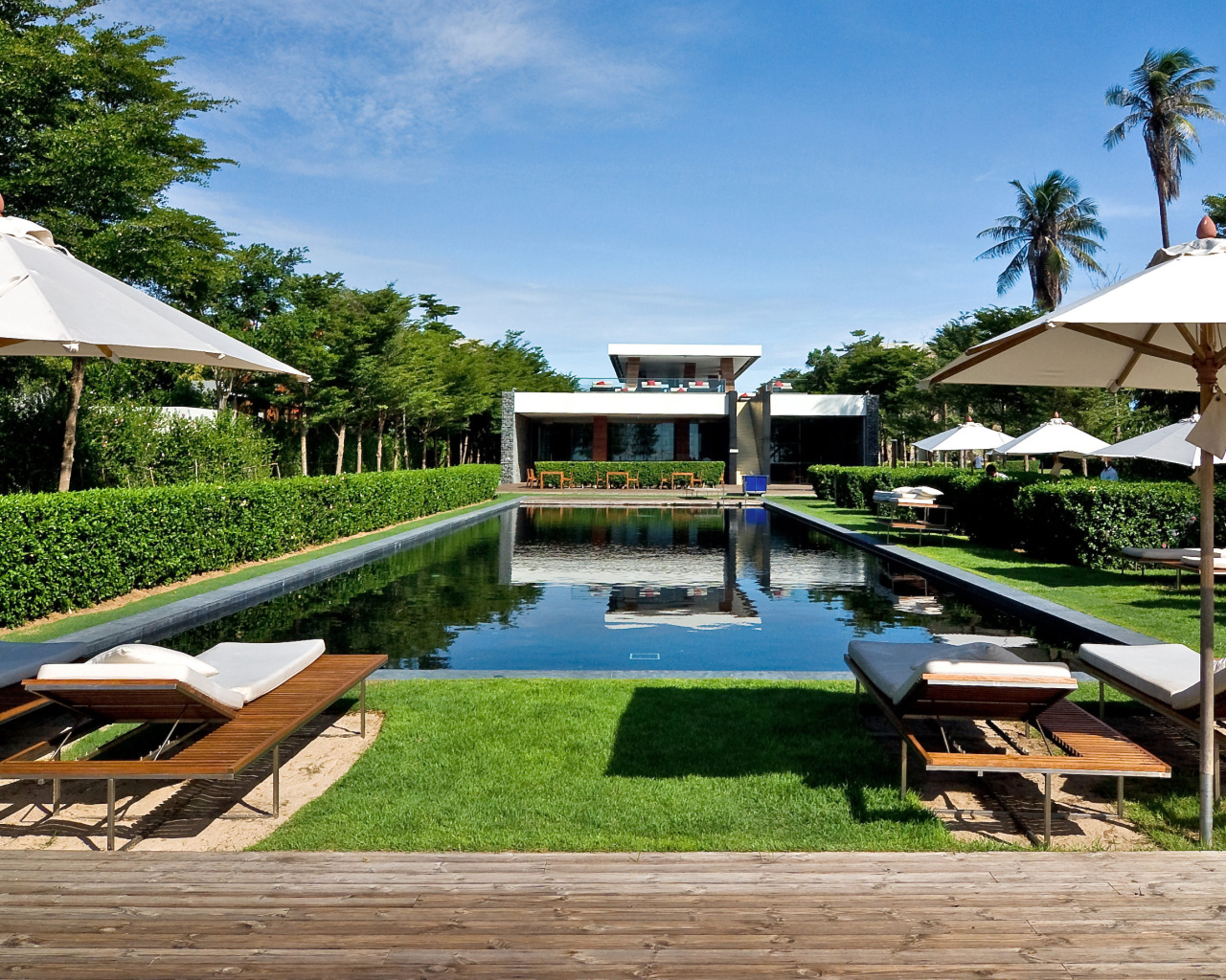 Бассейн в отеле на курорте Ча Ам, Таиланд