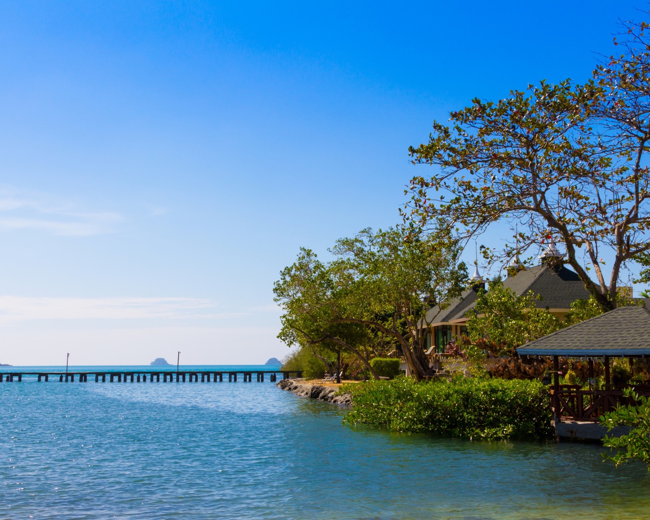 Хижины у воды на острове Чанг, Таиланд