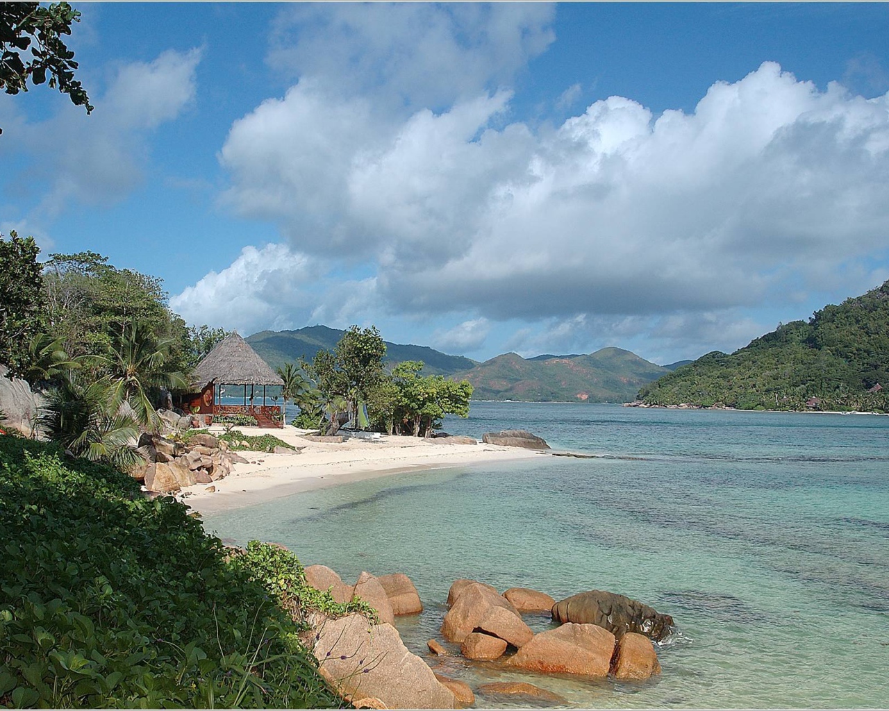 Хижина на побережье на курорте острова Ко Лан, Таиланд