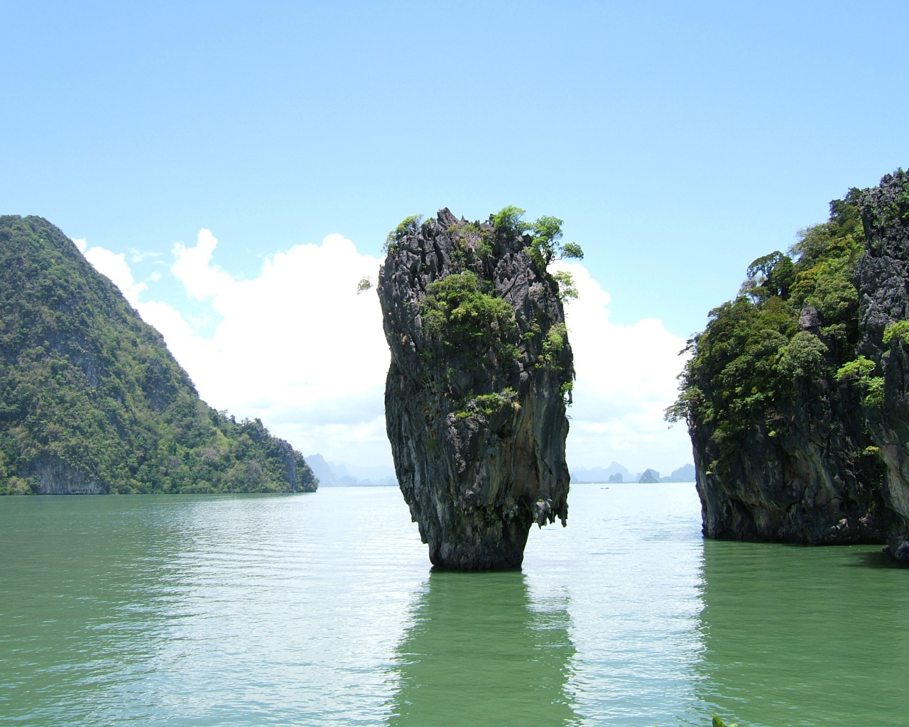 Одинокая скала в заливе в Пхукете, Таиланд