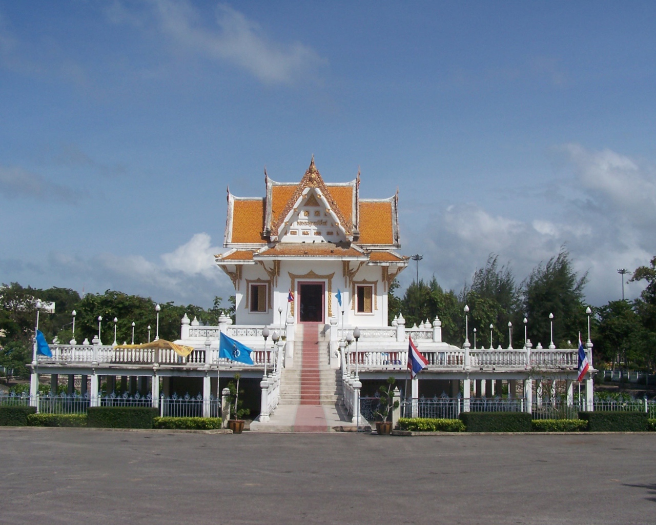 Новый храм на курорте Районг, Таиланд