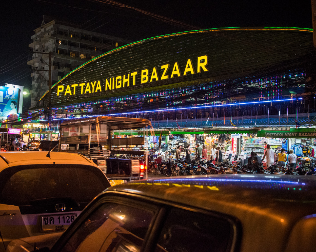 Ночной базар на курорте в Паттайе, Таиланд