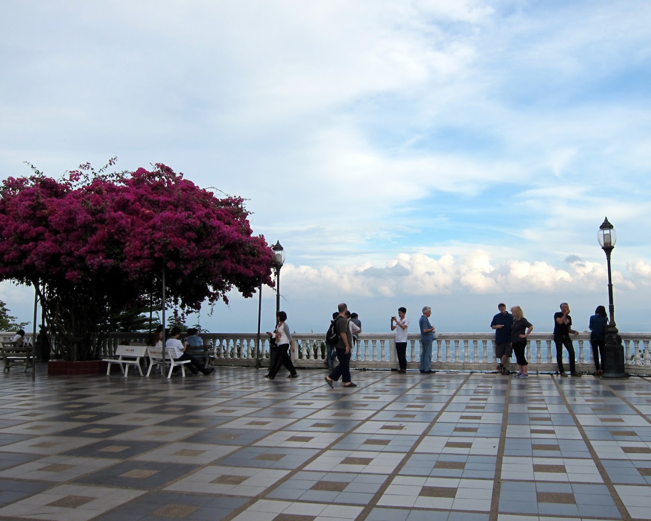 На набережной на курорте Чианг Рай, Таиланд