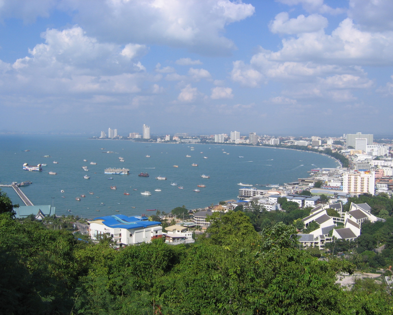 Панорама города на курорте в Паттайе, Таиланд