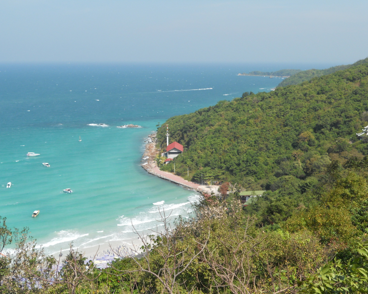 Панорама курорта острова Ко Лан, Таиланд