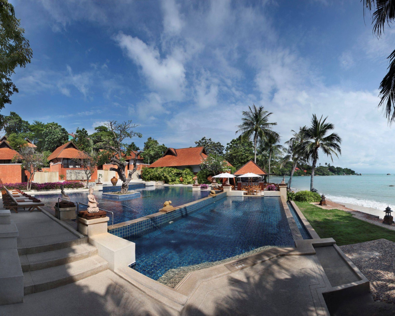 Бассейн на берегу на курорте Районг, Таиланд