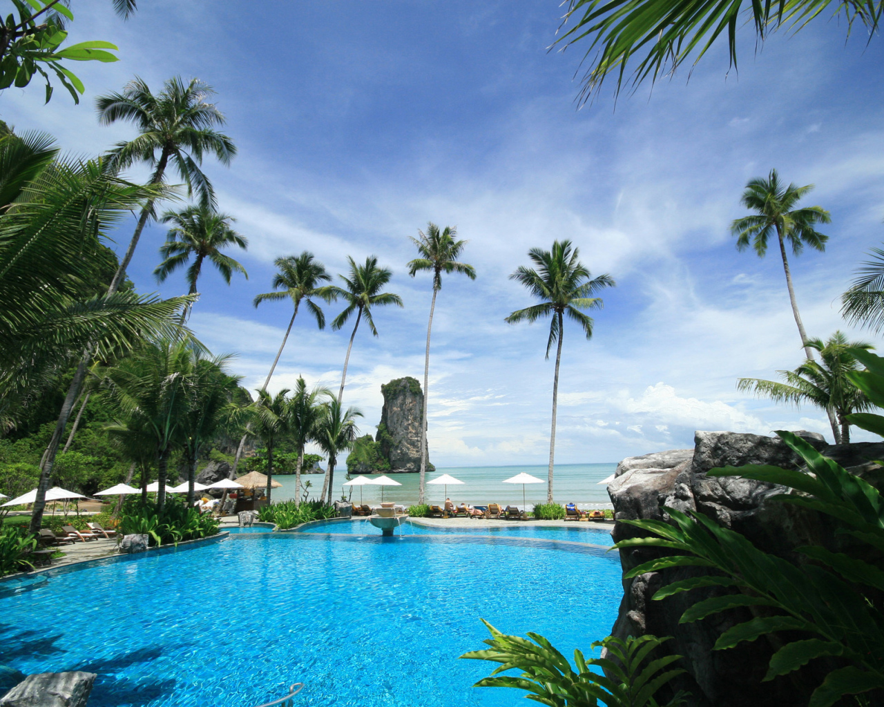 Бассейн в окружении пальм в Пхукете, Таиланд