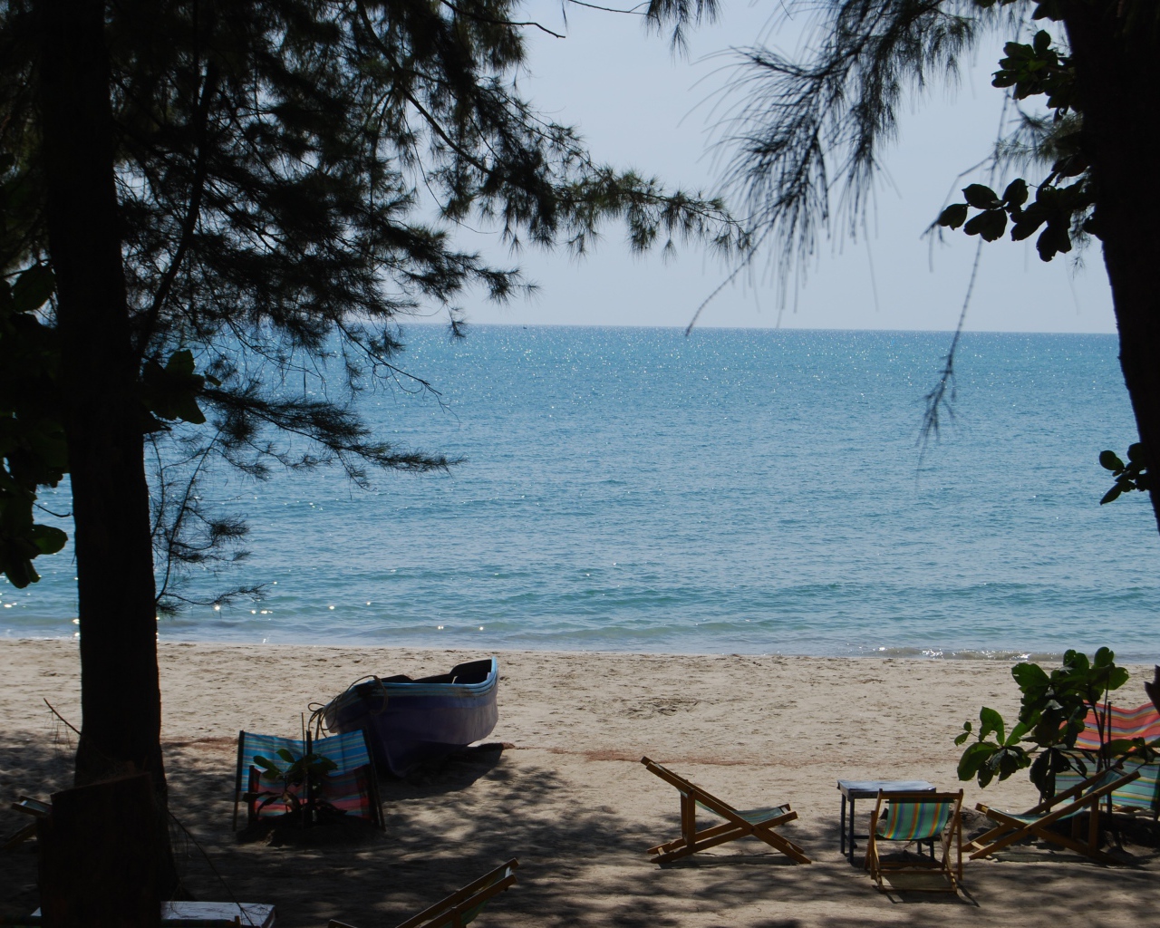 Отдых на пляже на курорте Районг, Таиланд