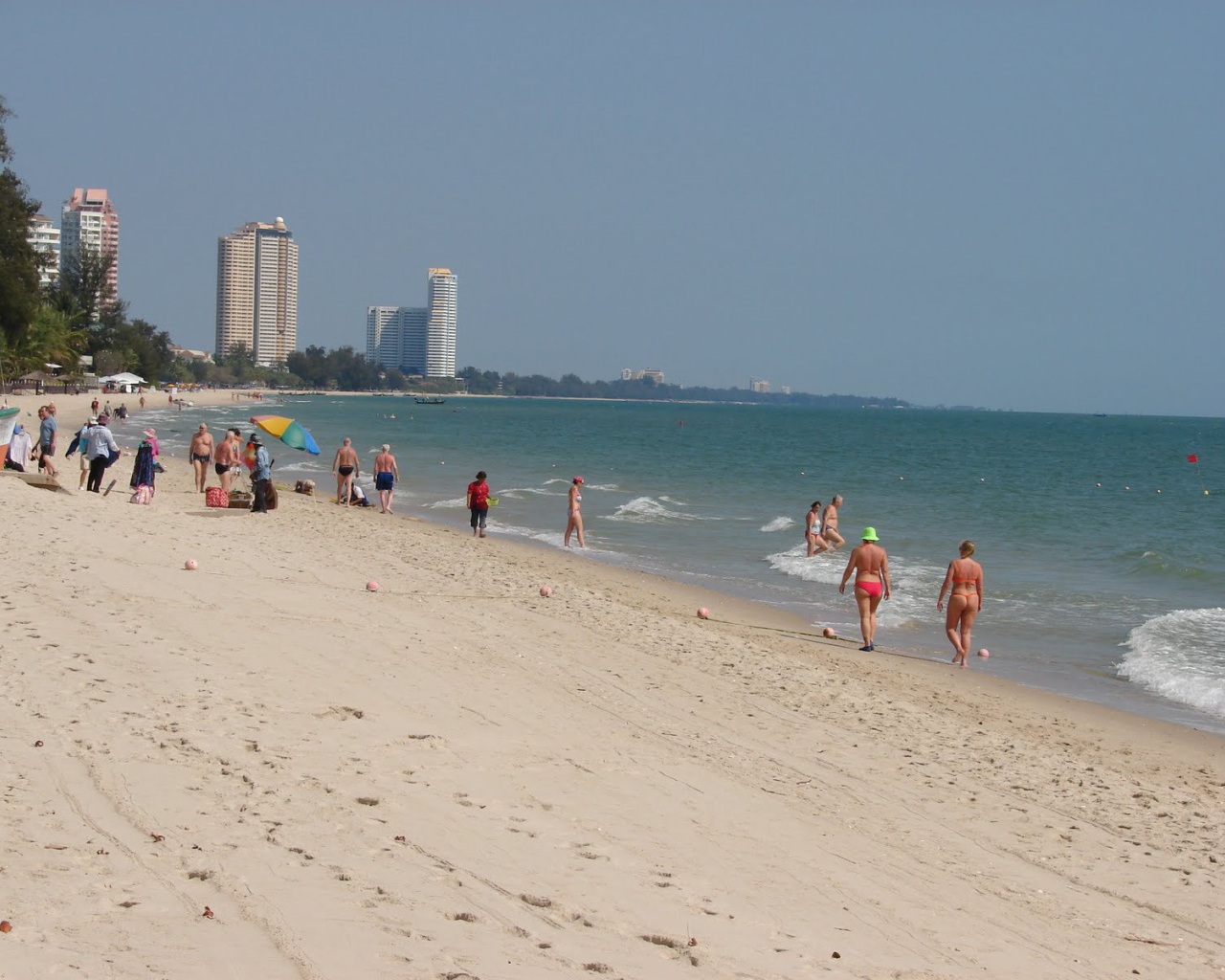 Отдых на пляже на курорте Ча Ам, Таиланд