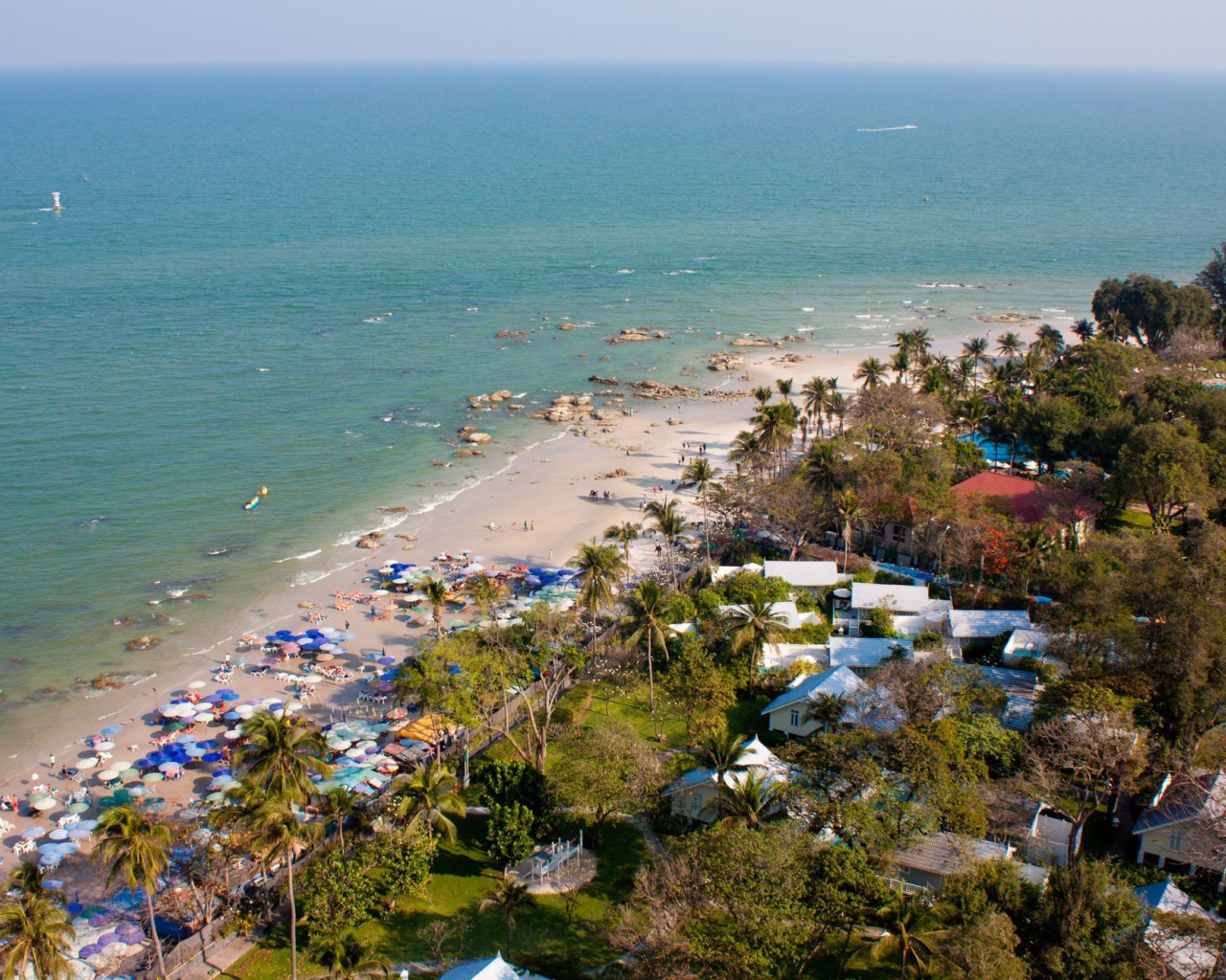 Отдых на пляже на курорте Хуа Хин, Таиланд