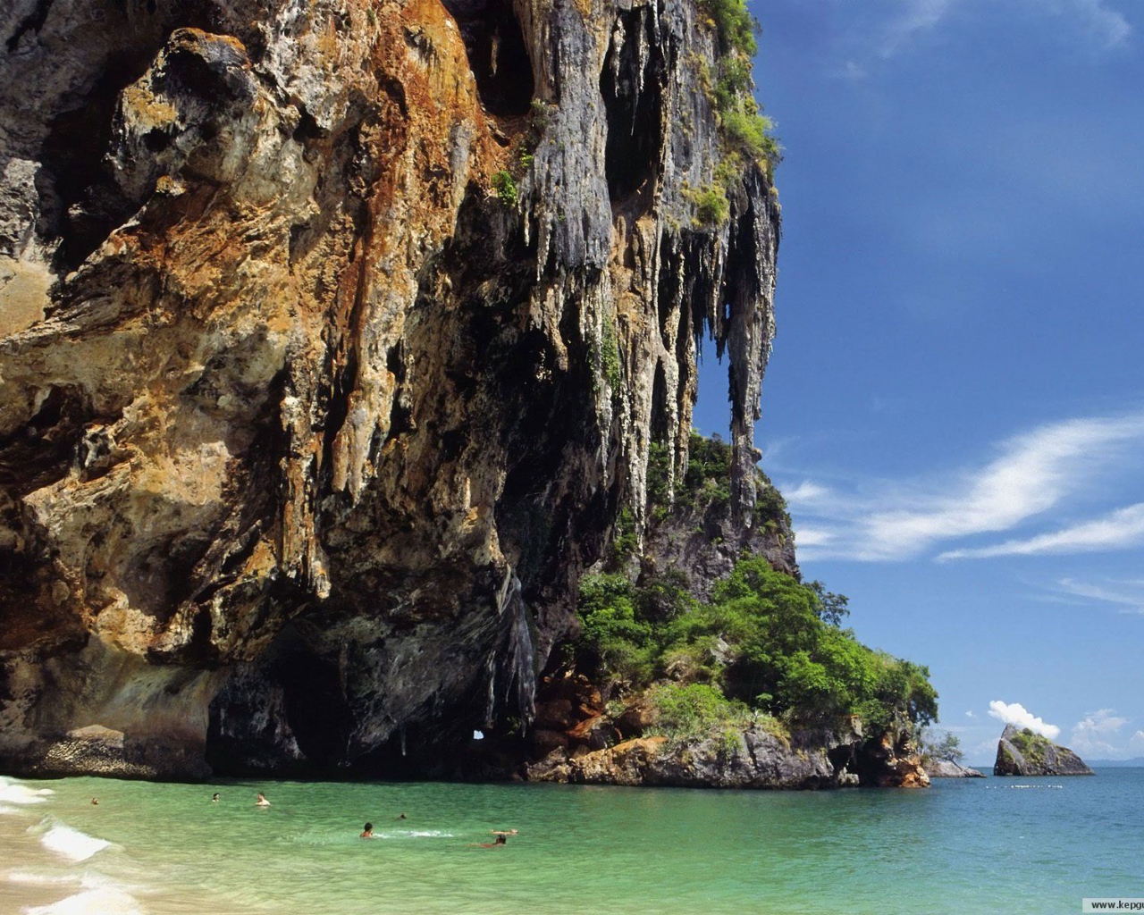 Скала у побережья на курорте Районг, Таиланд