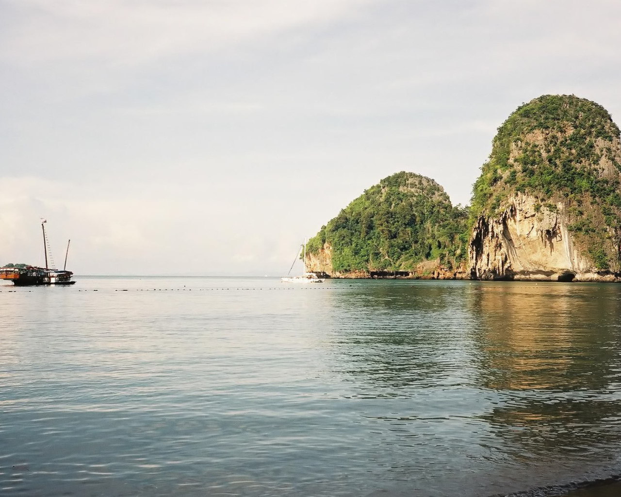 Скалы у берега на курорте Краби, Таиланд