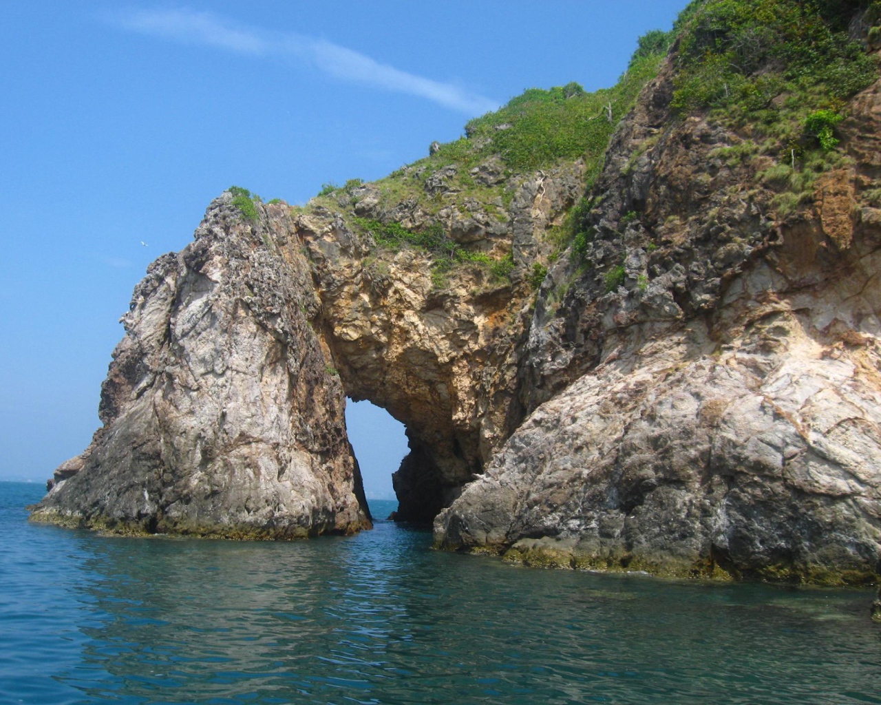 Скалистый берег на острове Самет, Таиланд