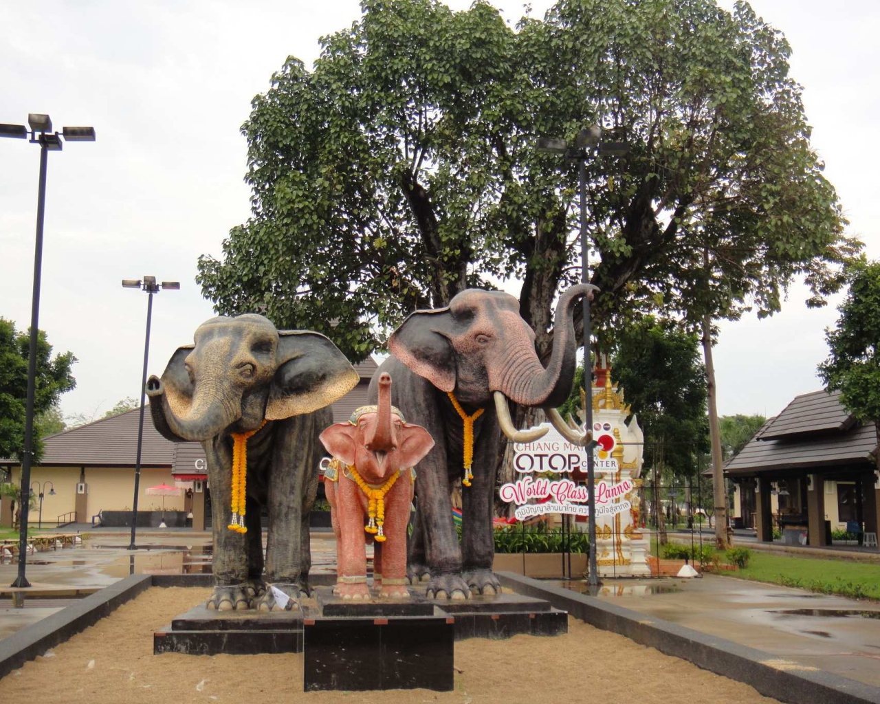 Скульптура слонов на улице на курорте Чианг Май, Таиланд