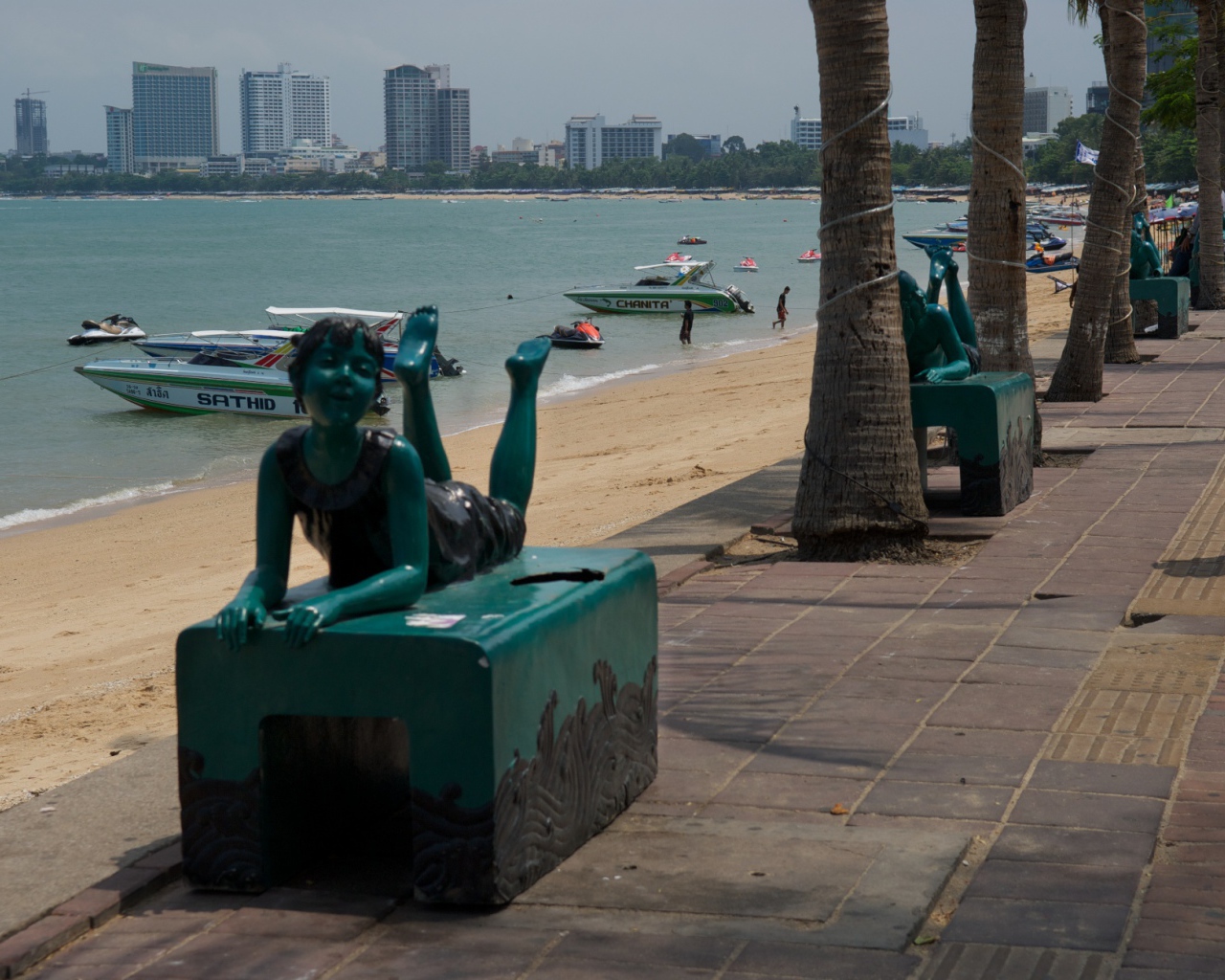 Скульптуры на набережной на курорте в Паттайе, Таиланд