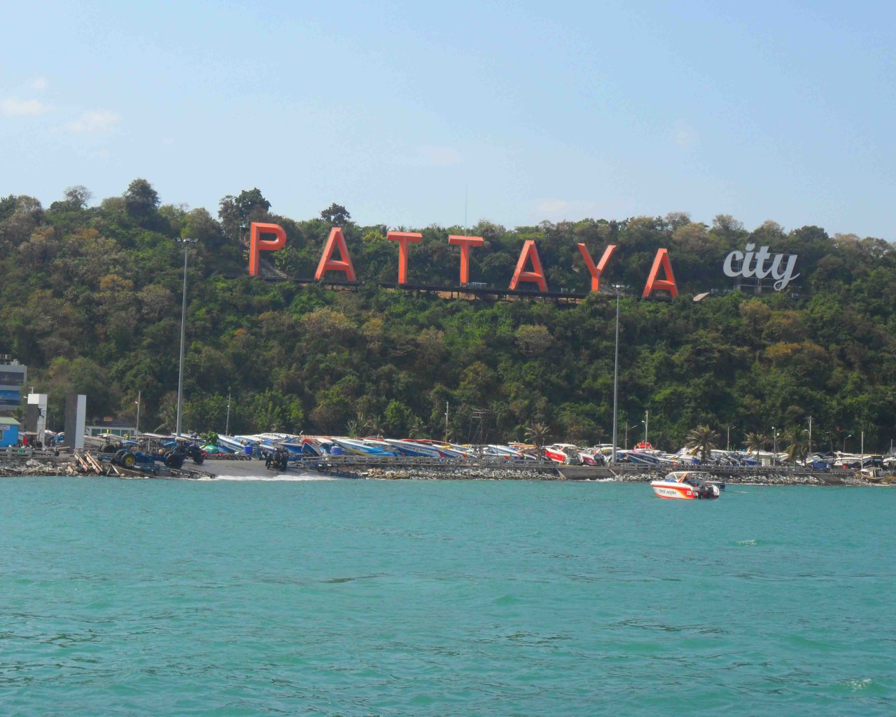 Вывеска города на курорте в Паттайе, Таиланд
