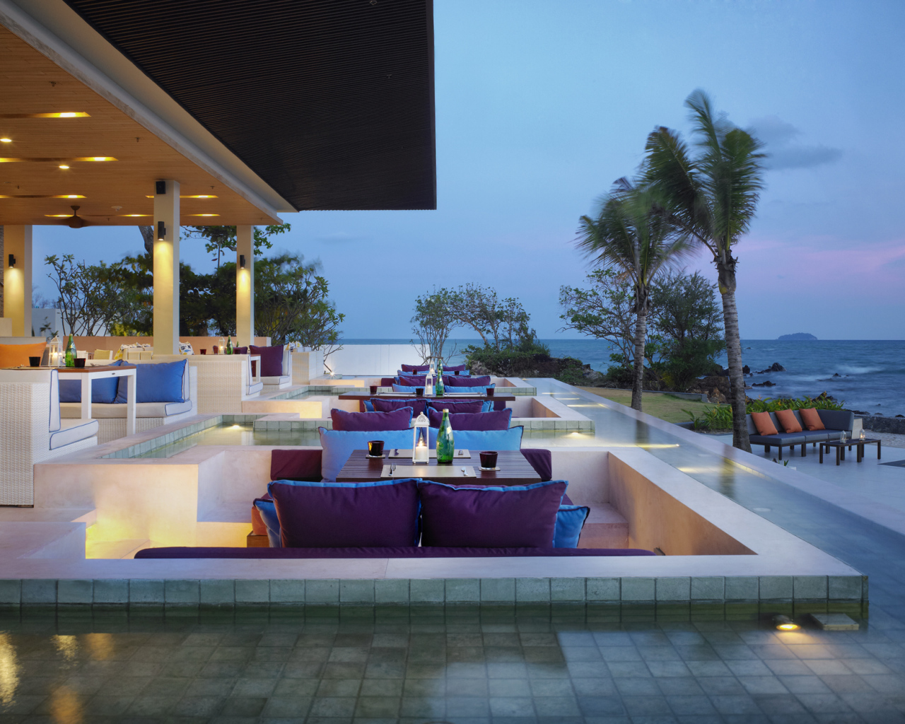 Весенний отдых на пляже на курорте Районг, Таиланд