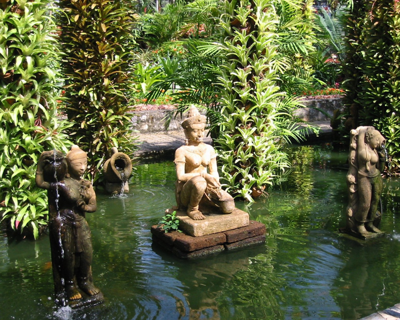 Статуя в воде на курорте Районг, Таиланд