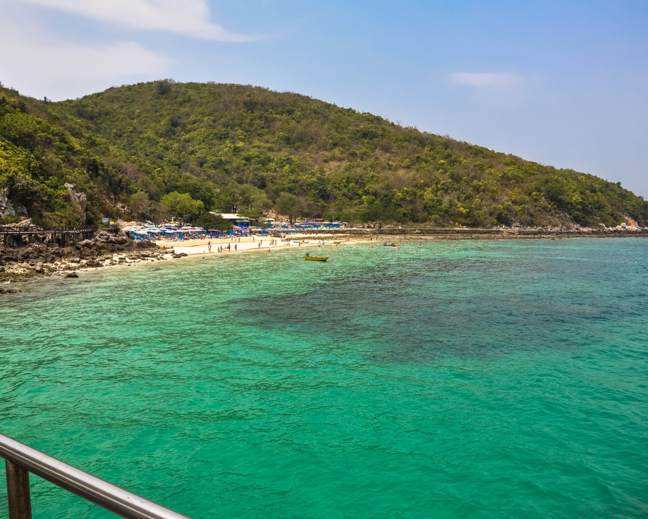 Летний отдых на курорте острова Ко Лан, Таиланд