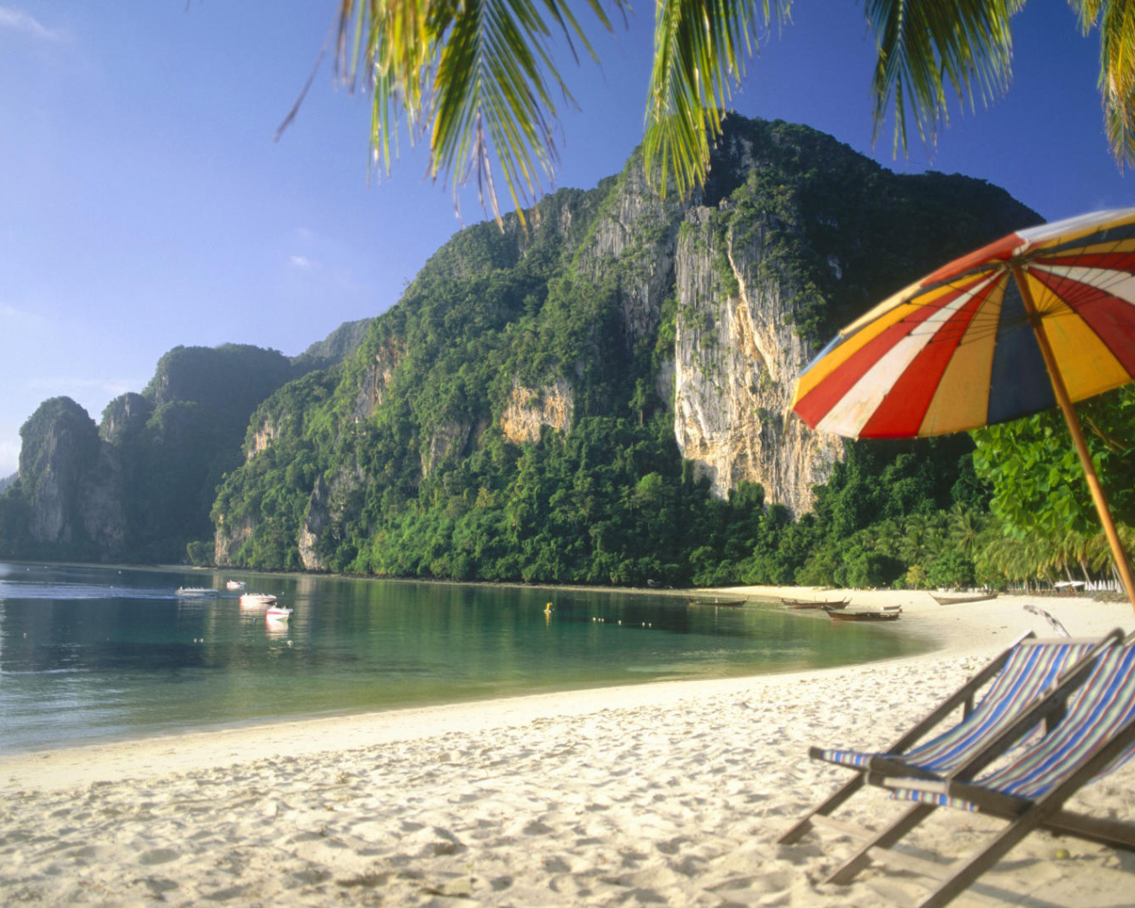 Пляжные лежаки в Пхукете