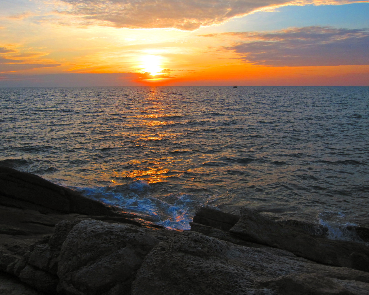 Закат солнца на берегу на острове Самет, Таиланд
