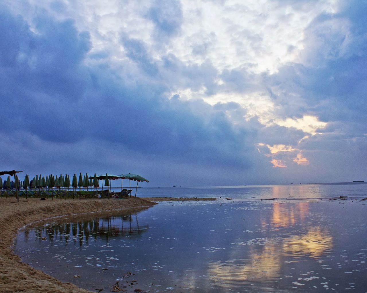 Закат на пляже на курорте Ча Ам, Таиланд