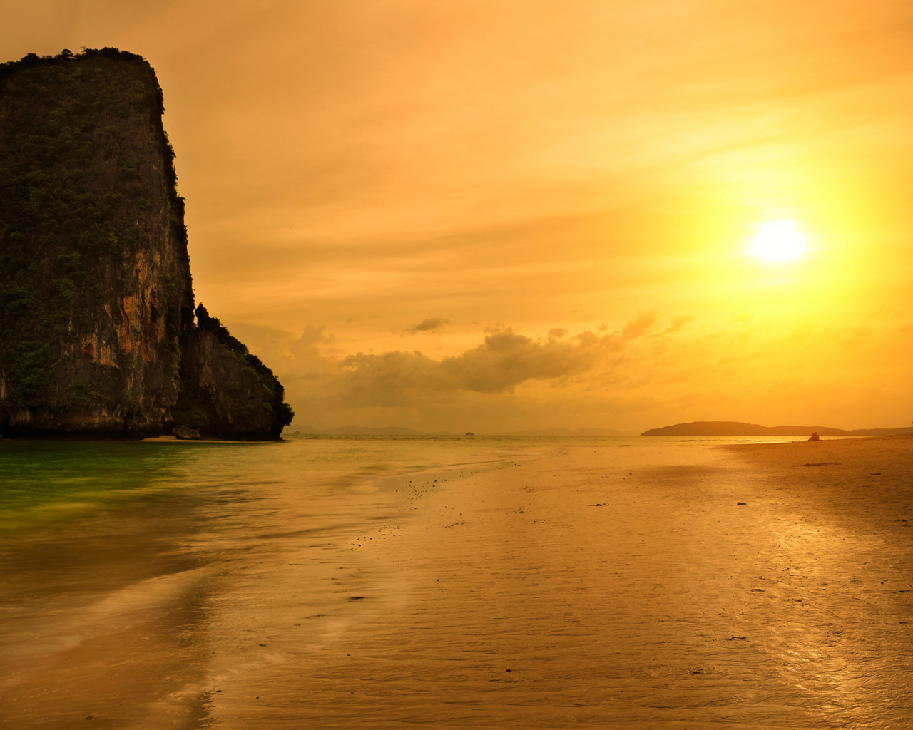 Закат солнца на пляже на курорте Краби, Таиланд