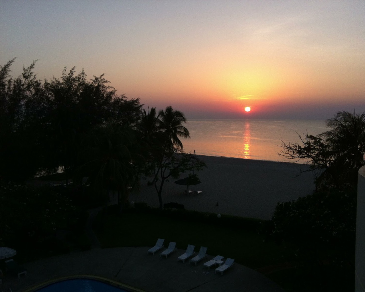 Закат на побережье курорта Ча Ам, Таиланд