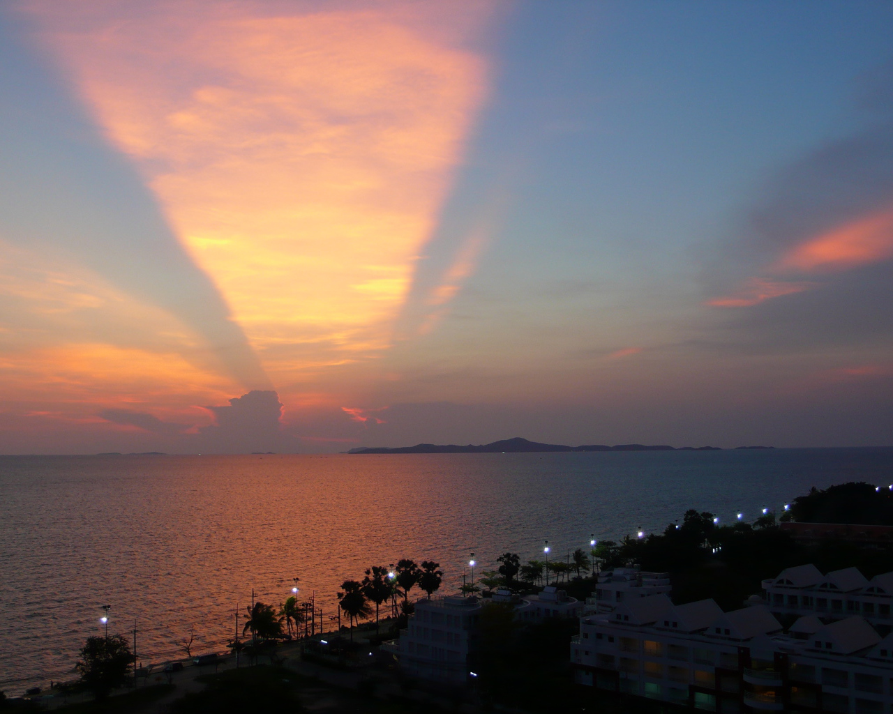 Закат над городом на курорте в Паттайе, Таиланд
