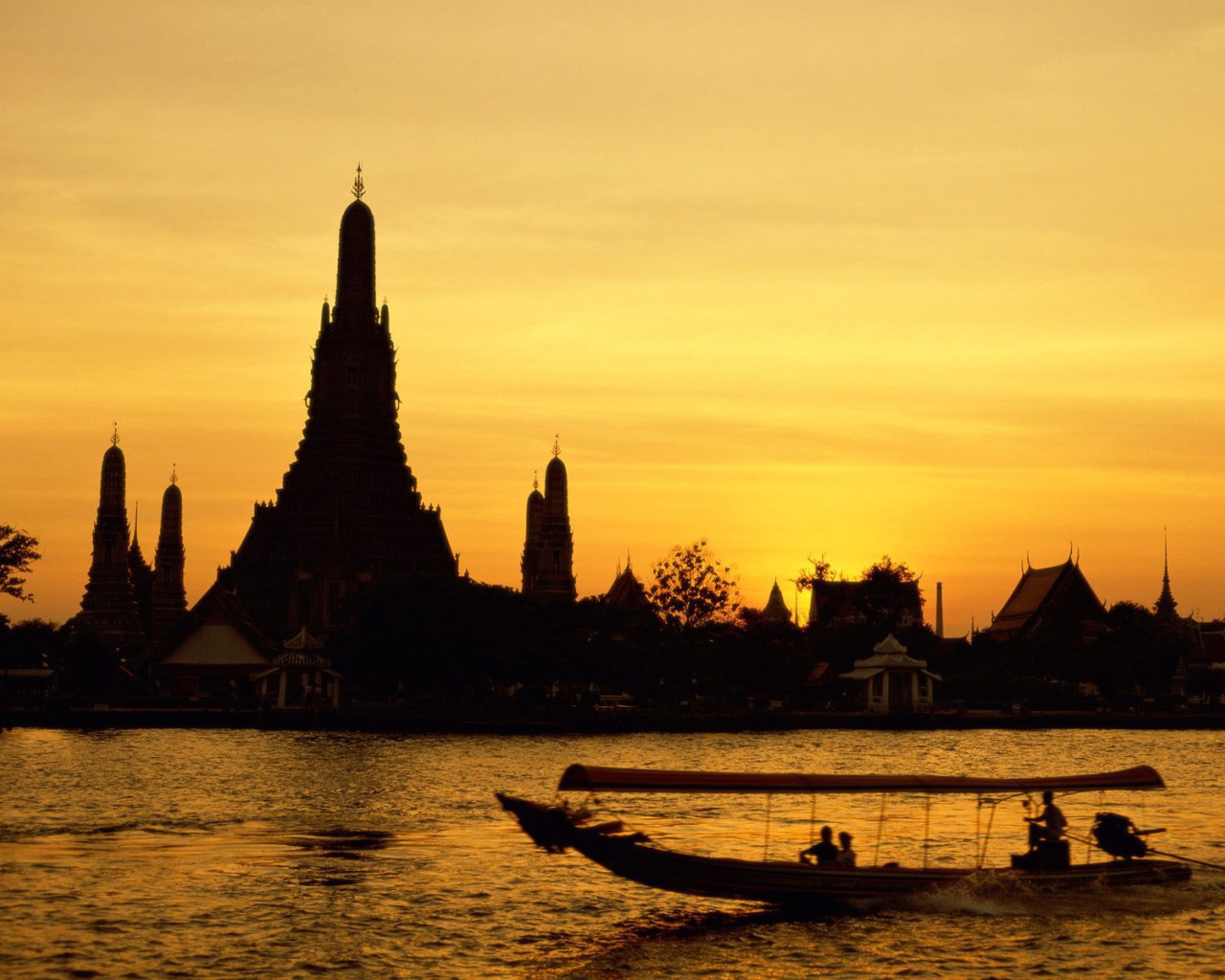 Закат над храмами в Бангкоке, Таиланд