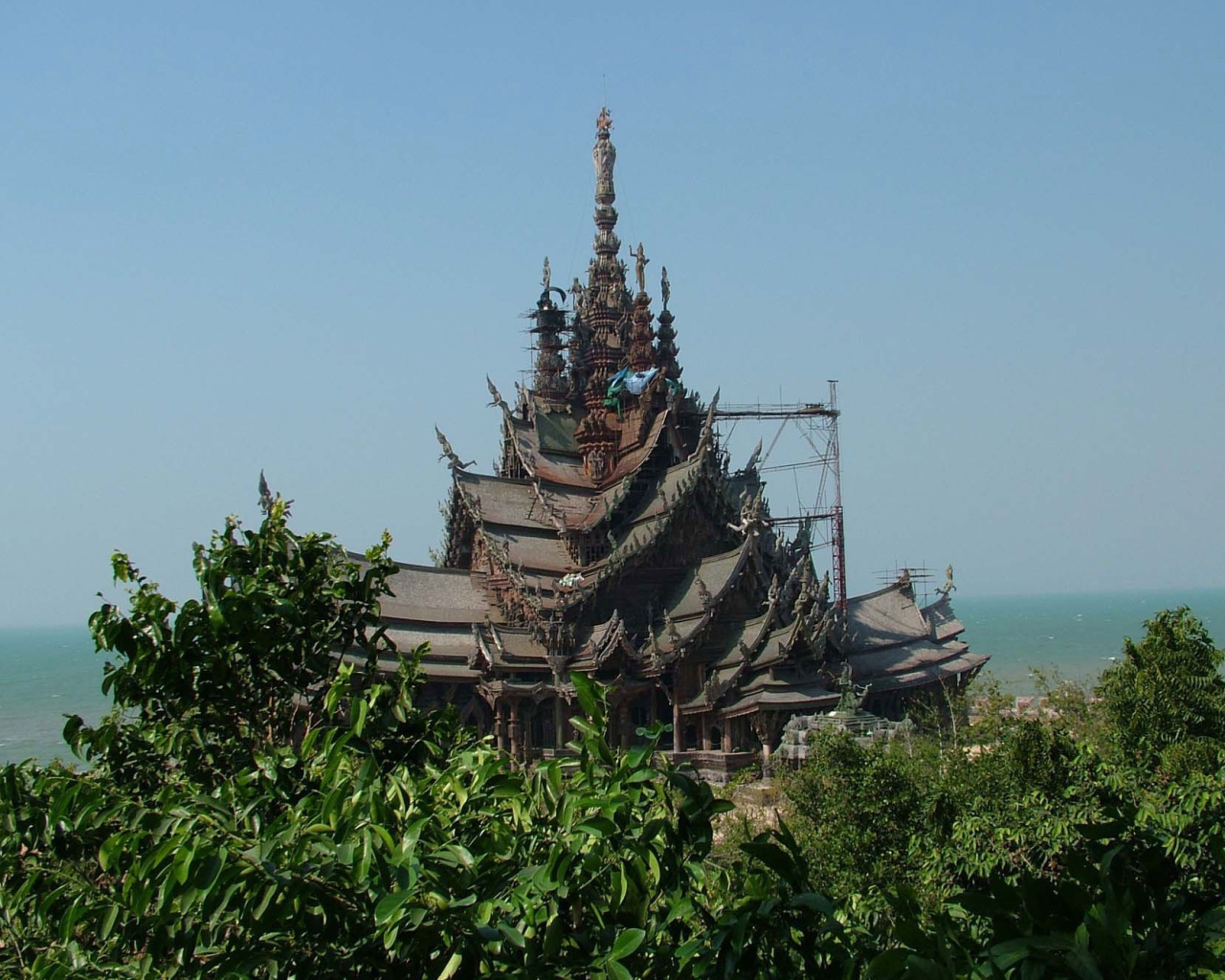 Храм у побережья на курорте Чианг Рай, Таиланд