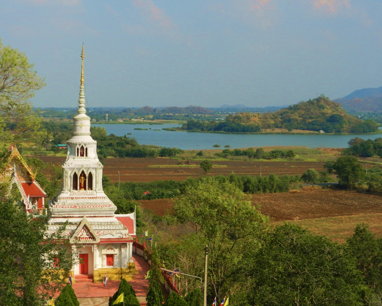 Храм на фоне озера на курорте Лопбури, Таиланд