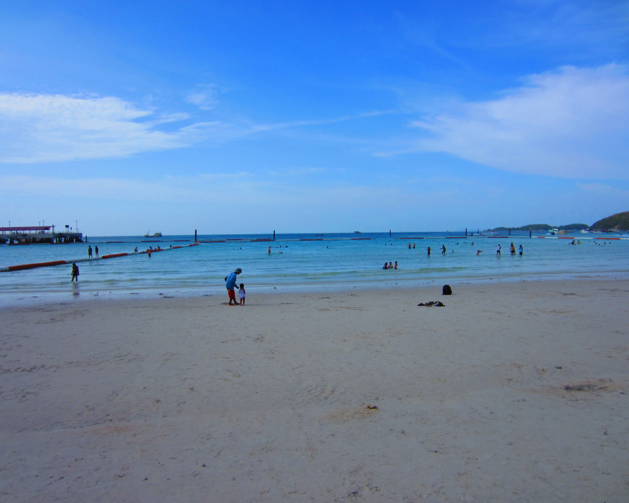 Пляж на курорте острова Ко Лан, Таиланд