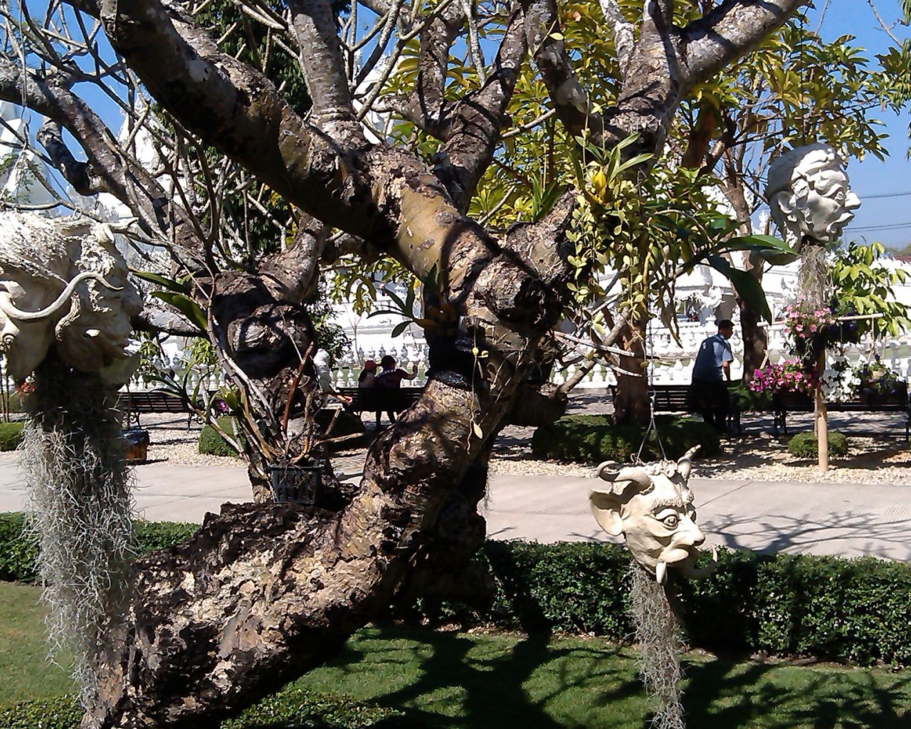 Дерево со скульптурами на курорте Чианг Рай, Таиланд