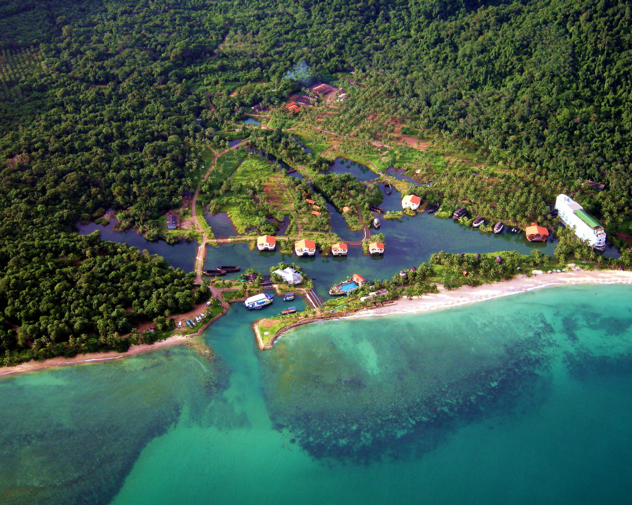 Панорама курорта на острове Чанг, Таиланд