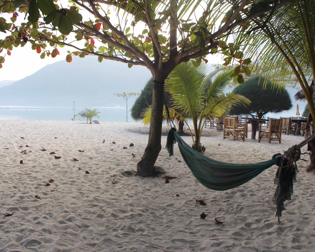 Белый песок на пляже на острове Самуи, Таиланд