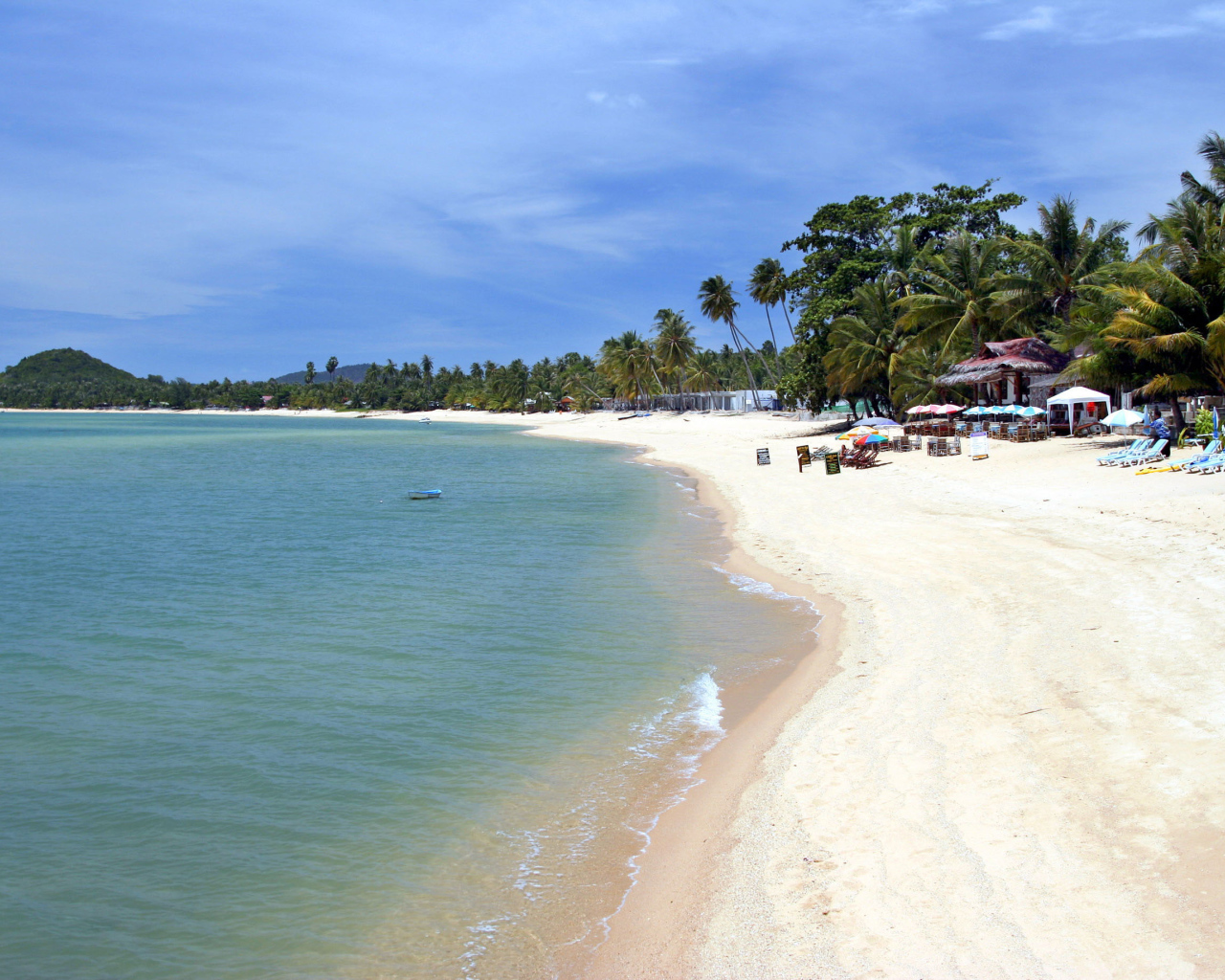Белый песок на пляже в Пхукете, Таиланд