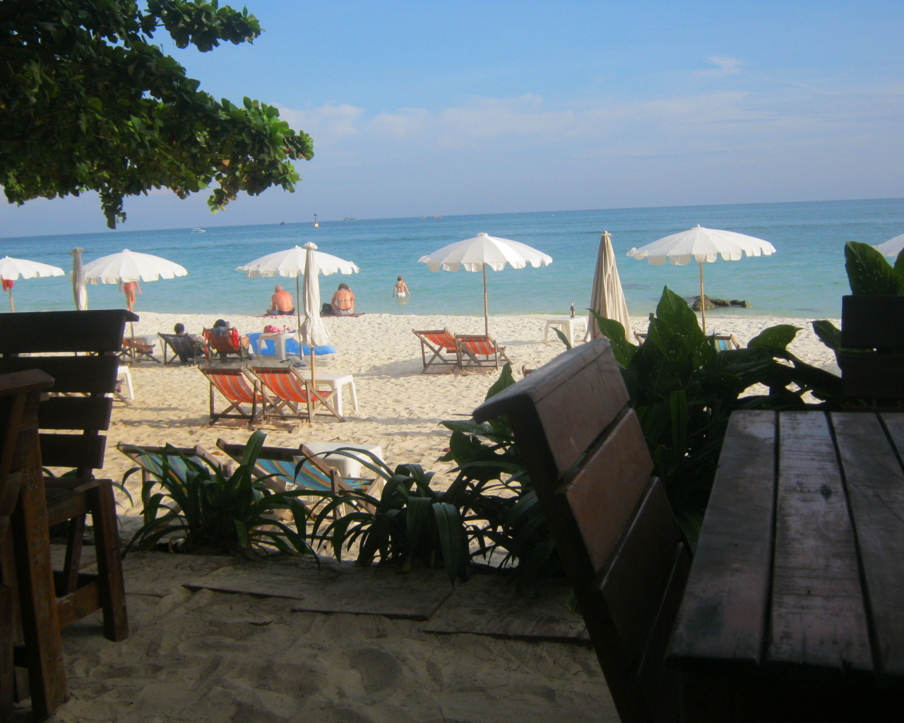 Зимний отдых на пляже на острове Чанг, Таиланд