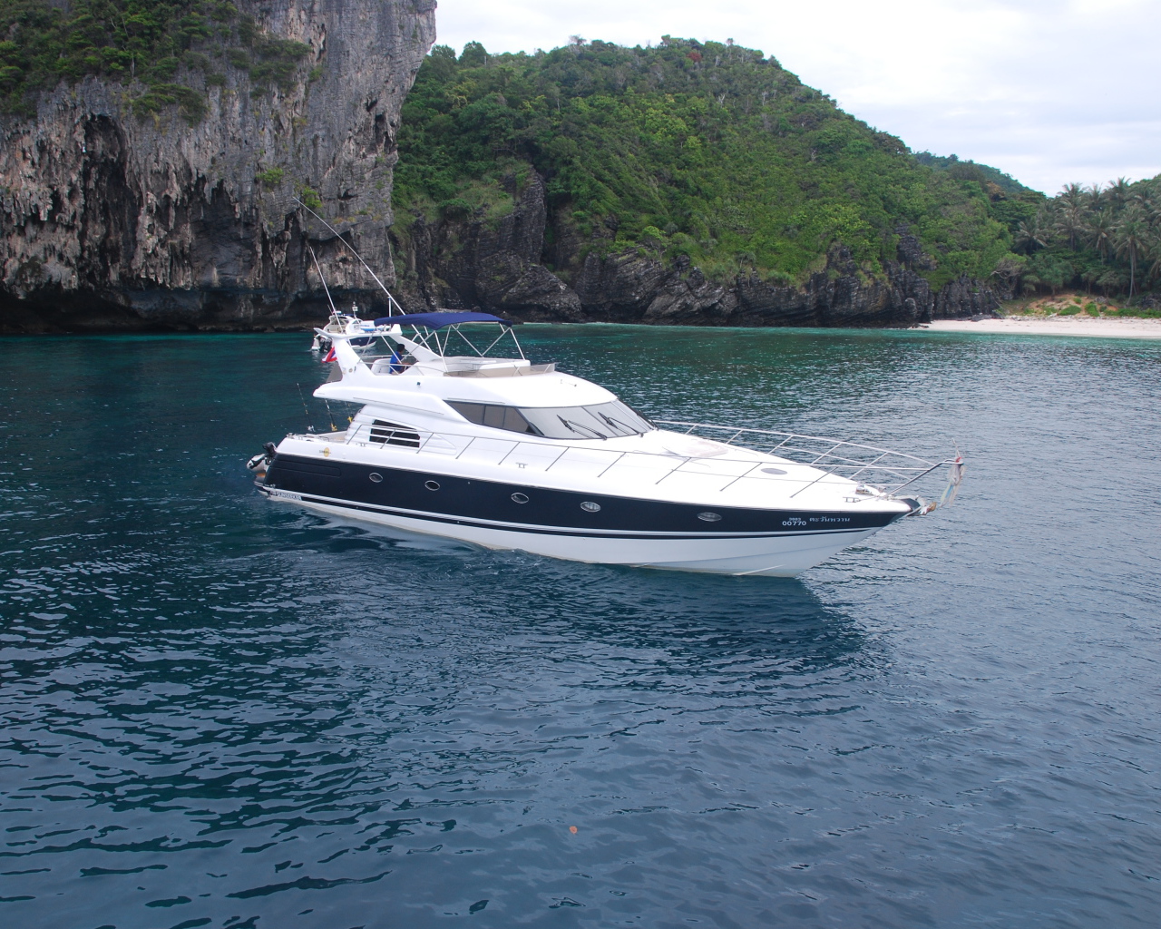 Яхта в заливе на курорте Хуа Хин, Таиланд