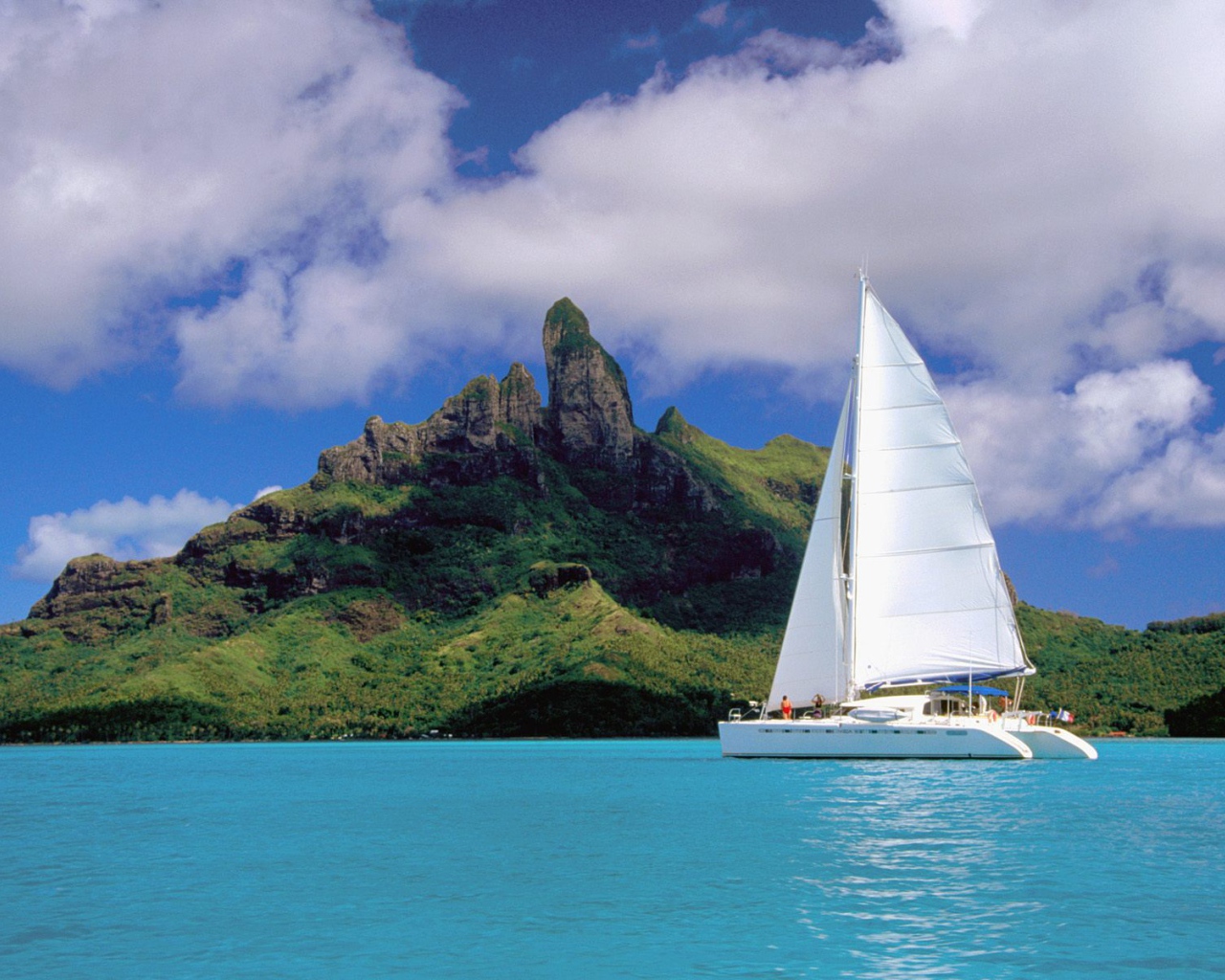 Яхта на фоне острова в Пхукете, Таиланд