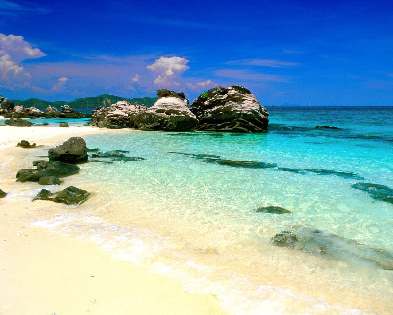 Скалы у берега в Пхукете, Таиланд