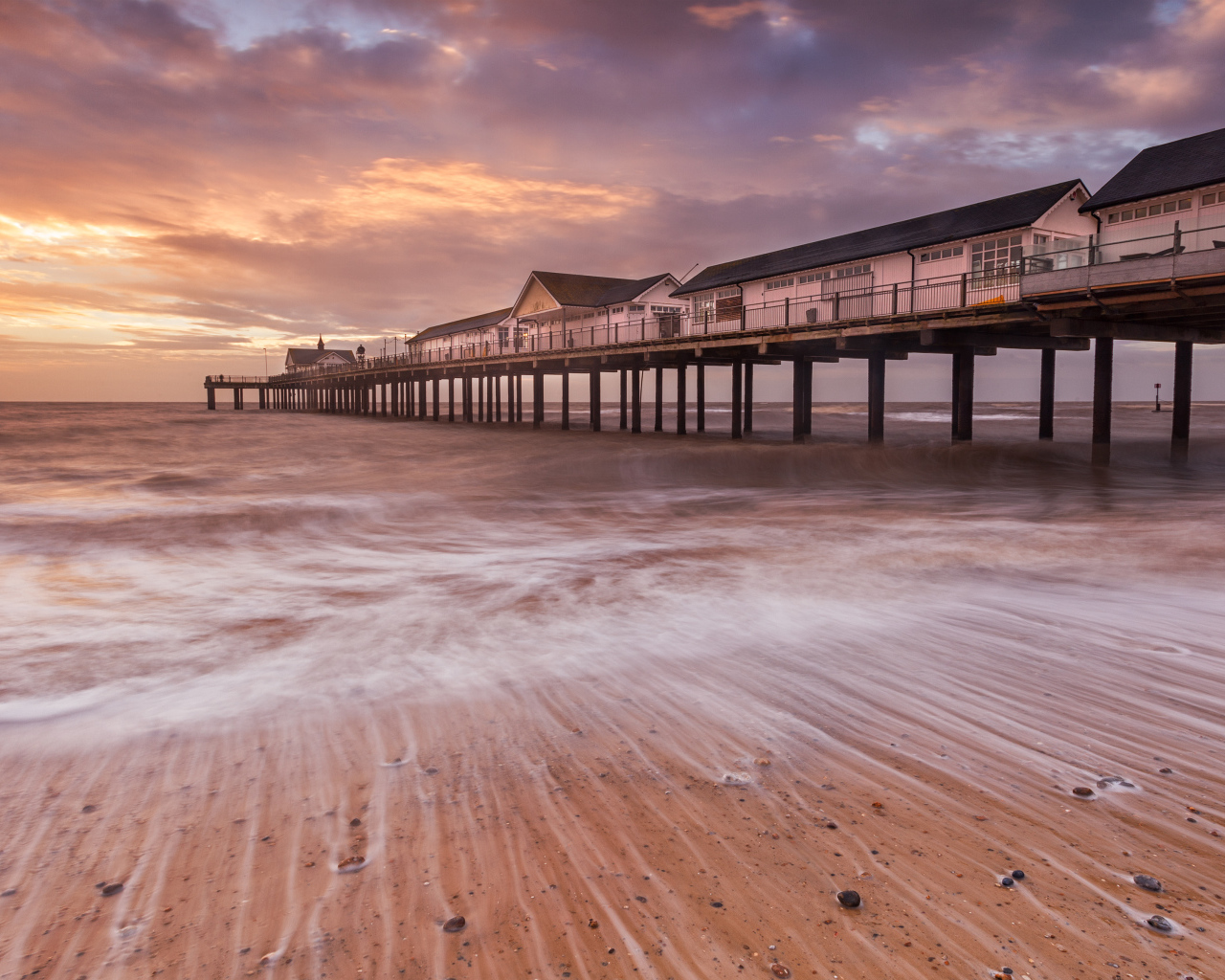 Длинный мост с частными домами