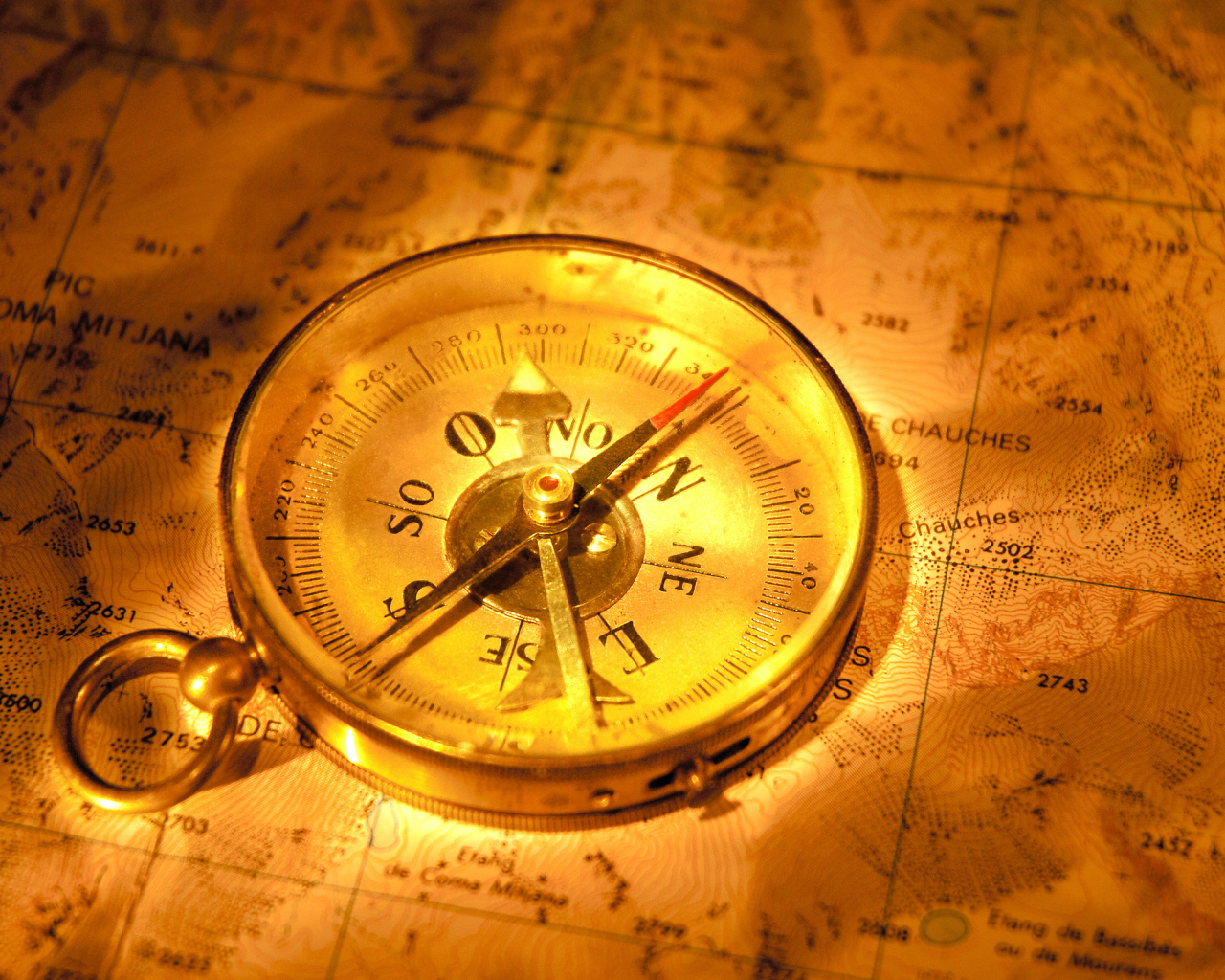 Старинный компас на карте путешественника