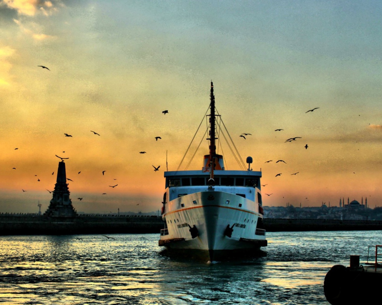 Лодка в бухте Стамбула