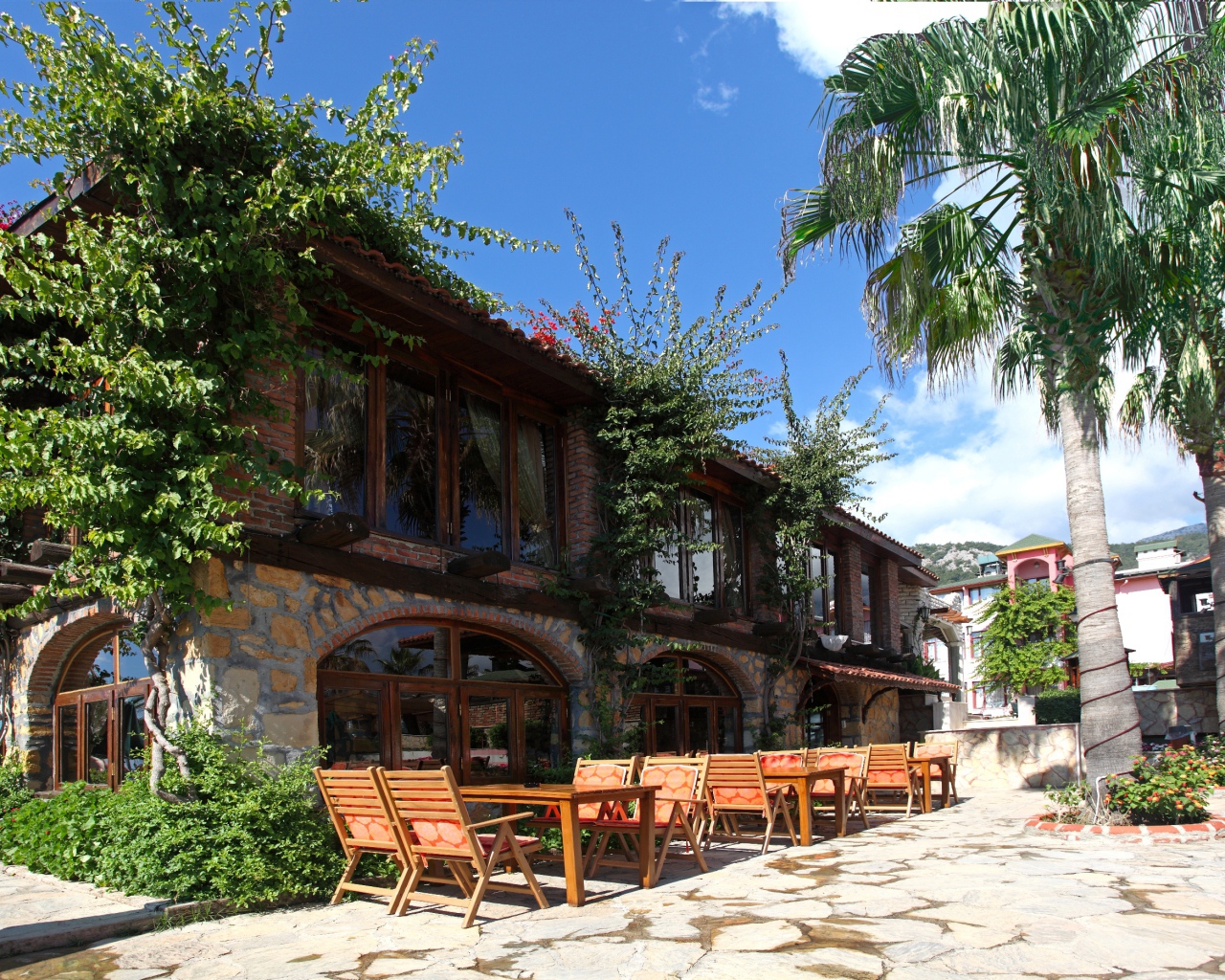 Уютное кафе в Кушадасы, Турция